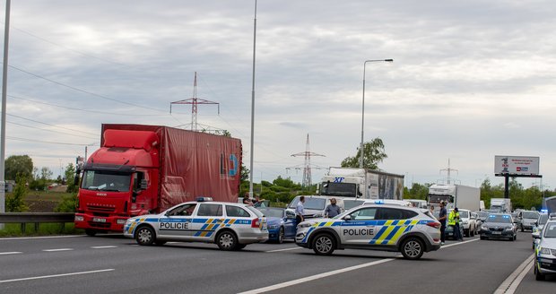 Řidič po nehodě na dálnici D5 vylétl z auta: Přejel ho nákladní vůz