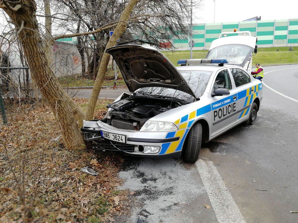 V Přetlucké ulici havarovali policisté.