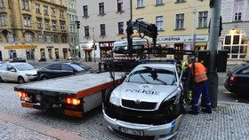 Pondělní ráno v Praze nezačalo příznivě. Před budovou Národní galerie v Praze havarovalo policejní auto.