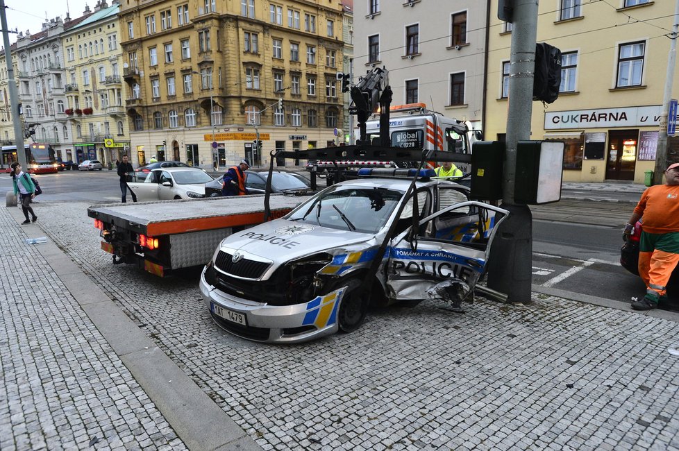 Pondělní ráno v Praze nezačalo příznivě. Před budovou Národní galerie v Praze havarovalo policejní auto.