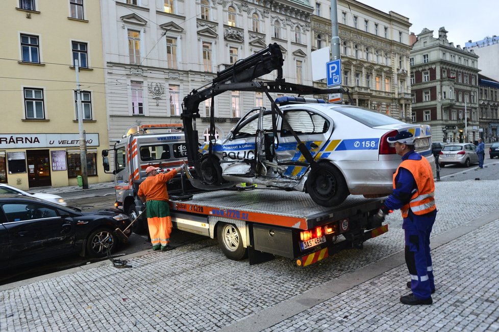 Pondělní ráno v Praze nezačalo příznivě. Před budovou Národní galerie v Praze havarovalo policejní auto.