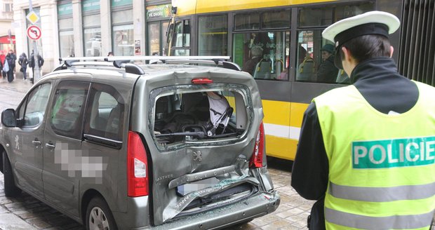 Tramvaj nabourala do auta v centru V Plzně. Nic se nikomu nestalo, i když v kufru byl kočárek s dítětem (1).