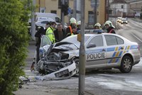 Vážná nehoda policejního auta: Začalo hořet, dva zranění