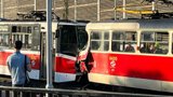 Srážka dvou tramvají v zastávce Modřanská rokle. Řidička skončila v umělém spánku