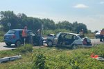 Hromadná nehoda u obce Předboj. Autobus se srazil se třemi osobními auty.