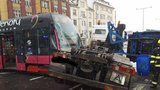 Srážka tramvaje se sypačem. Uniklou naftu hasiči odklidili speciálním vysavačem
