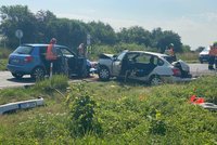 Hromadná nehoda nedaleko Prahy: Pro vážně zraněného muže přilétl vrtulník, silnice je uzavřená