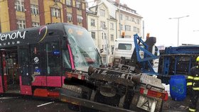 Srážka tramvaje se sypačem. Uniklou naftu hasiči odklidili speciálním vysavačem 