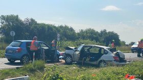 Hromadná nehoda u obce Předboj. Autobus se srazil se třemi osobními auty.