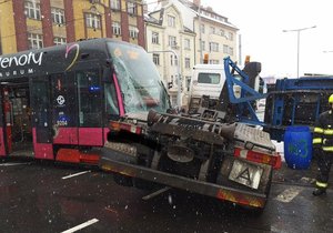 Nehoda tramvaje s pluhem