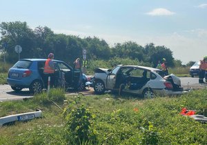 Hromadná nehoda u obce Předboj. Autobus se srazil se třemi osobními auty.