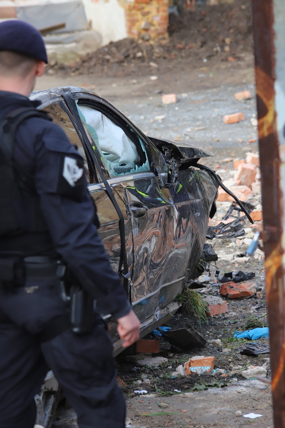 V Libni se stala vážná dopravní nehoda, auto prorazilo zeď a skončilo na střeše. Dva muži byli těžce zraněni