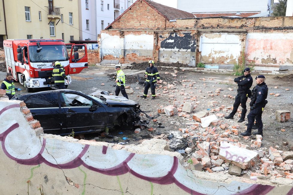 V Libni se stala vážná dopravní nehoda, auto prorazilo zeď a skončilo na střeše. Dva muži byli těžce zraněni