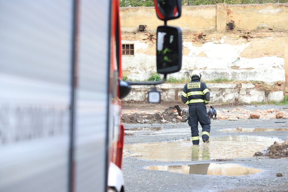 V Libni se stala vážná dopravní nehoda, auto prorazilo zeď a skončilo na střeše. Dva muži byli těžce zraněni