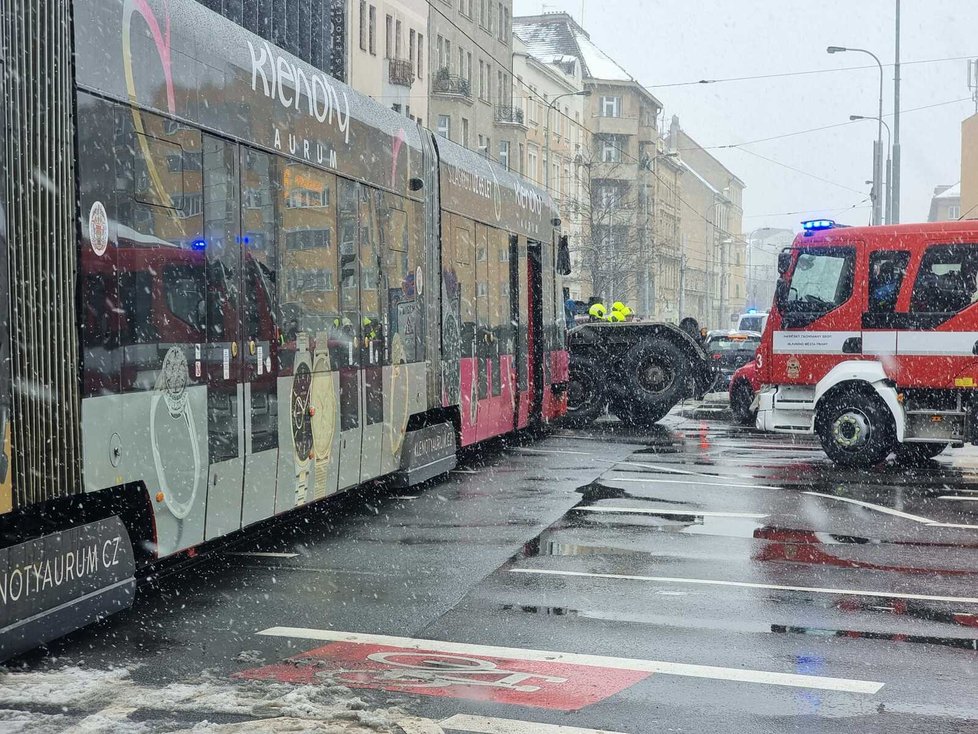 Nehoda tramvaje s pluhem