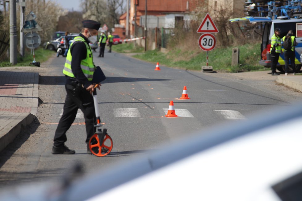 Při nehodě na Mělnicku byl vážně zraněn policista