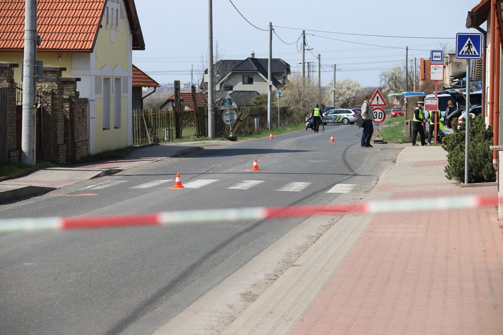 Při nehodě na Mělnicku byl vážně zraněn policista