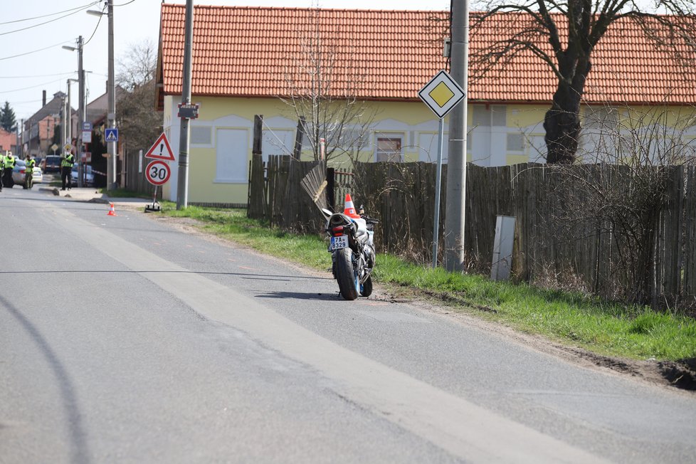 Při nehodě na Mělnicku byl vážně zraněn policista