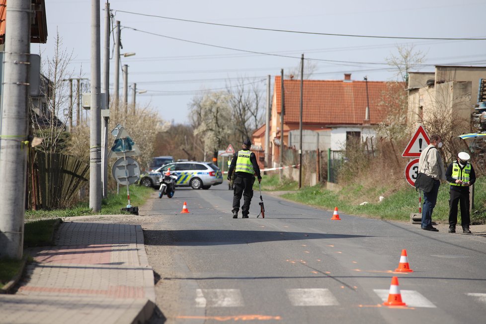 Při nehodě na Mělnicku byl vážně zraněn policista