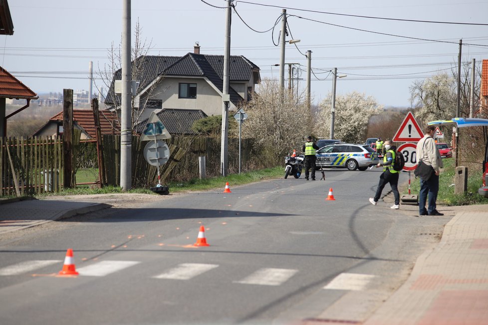 Při nehodě na Mělnicku byl vážně zraněn policista