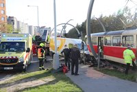 Nehoda poštovního vozu a tramvaje zastavila dopravu v Barrandově. Souběžně se bouralo i ve Vokovicích