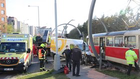 Následky dopravní nehody u Polikliniky Barrandov. (5. května 2021)