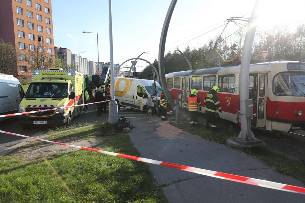 Následky dopravní nehody u Polikliniky Barrandov. (5. května 2021)