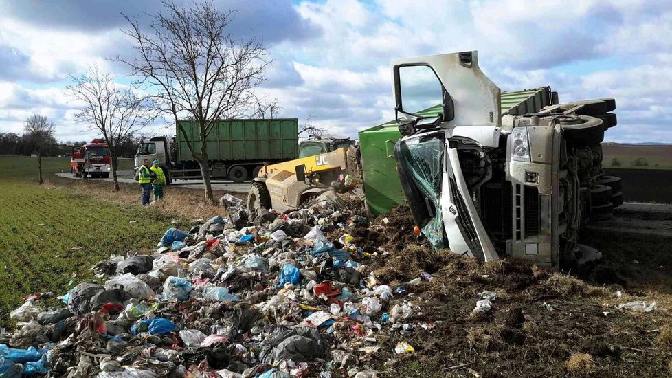 Odpadky místo na skládce skončily v poli a na silnici.