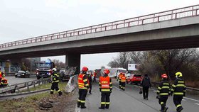 Převrácený kamion u Popovic zablokoval dálnici D52 mezi Brnem a Znojmem.