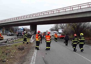 Převrácený kamion u Popovic zablokoval dálnici D52 mezi Brnem a Znojmem.