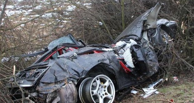 Porsche letělo 60 metrů vzduchem: Při nehodě zemřela spolujezdkyně