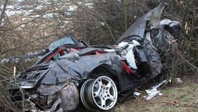 Tragická nehoda v Německu: Porsche prý letělo 60 metrů vzduchem