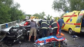 Při srážce tří aut u Postoloprt se zranilo šest lidí.
