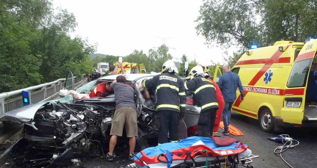 Dvě vážné nehody na Lounsku: Jeden mrtvý, sedm zraněných