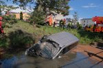 Opilý řidič (40) nezvládl pravotočivou zatáčku a s dodávkou sjel do rybníka Nezmar v Dolním Benešově na Opavsku.