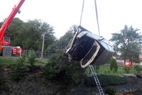Řidička prorazila plot a zahučela do potoka: Renaulta tahal z Osoblahy autojeřáb