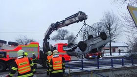 S octavií prorazil zábradlí s sjel do potoku. U nehody v Lichnově na Novojičínsku zasahovali hasiči s jejich speciálem Bizonem.