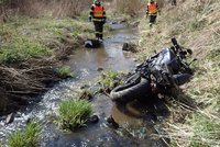 Motorkář „poslal" svůj stroj do potoka: Hasiči ho vynášeli na páteřní desce