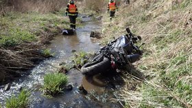 Motorkář (44) nezvládl svůj stroj a ve Vítkově na Opavsku skončil v potoce.