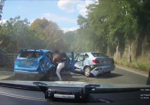 Nehoda v Povltavské: Zfetovaný řidič naboural několik aut. Trefil se i do vozu Miloše se synem