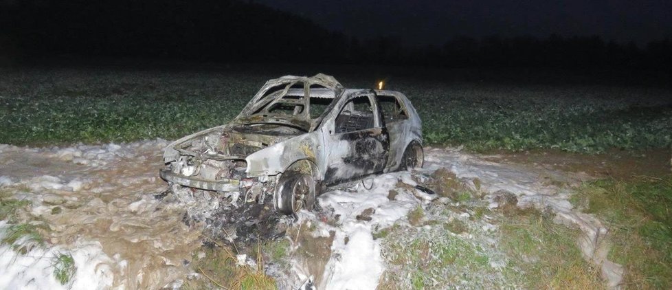 Zfetovanému opilci se zákazem řízení shořelo po bouračce auto.