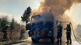 Tatrovka v plamenech: Hasiči zdolávali oheň a kouř 15 minut