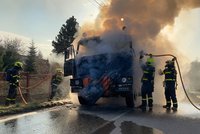 Tatrovka v plamenech: Hasiči zdolávali oheň a kouř 15 minut