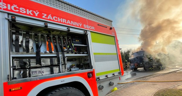 S obřím požárem tatry ve Skalici na Frýdecko-Místecku se museli v úterý popasovat hasiči.