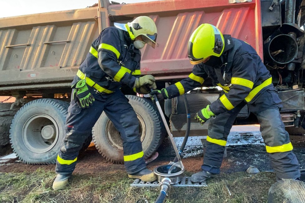 S obřím požárem tatry ve Skalici na Frýdecko-Místecku se museli v úterý popasovat hasiči.