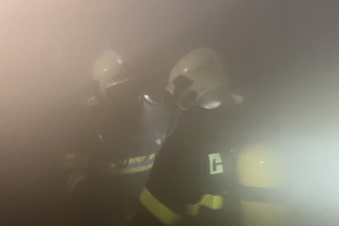 V domově důchodců v Kopřivnici hořel jeden z bytů, dva lidé se nadýchali kouře.