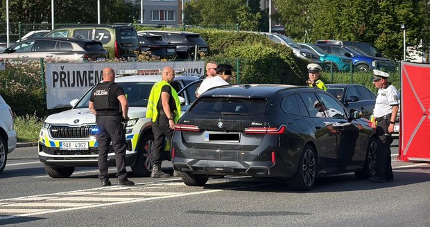 Tragická nehoda na Praze 4: Řidič BMW srazil chodce, ten zraněním podlehl