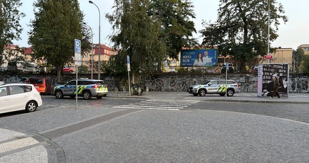 Drama v Praze 6: Žena měla nabourat několik aut, policie ji dohledala ve večerce