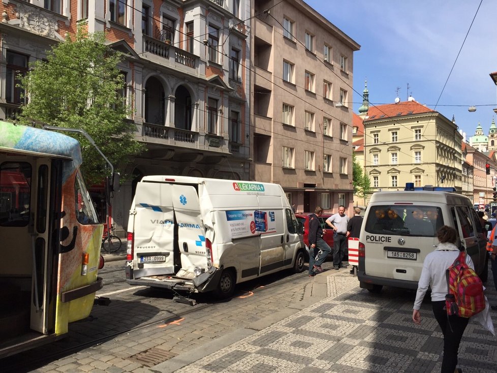 Tramvaj v Praze způsobila hromadnou nehodu aut