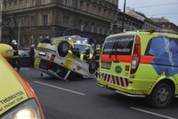 Nehoda v centru Prahy: Auto skončilo na střeše